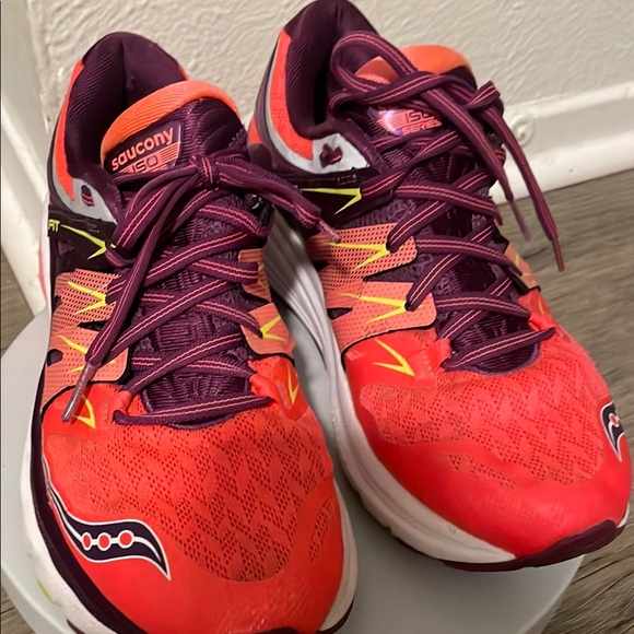 Saucony Pink and Purple Athletic Shoes Vibrant Design - Picture 2 of 7